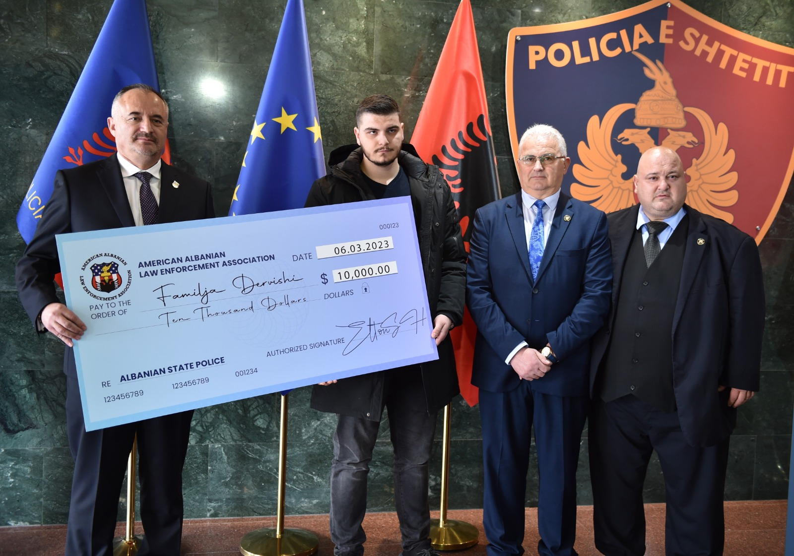 Shoqata Amerikano-Shqiptare e Zbatimit të Ligjit (AALEA), kontribut prej 10 000 dollarësh, për familjarët e Dëshmorit të Atdheut Allaman Dervishi
